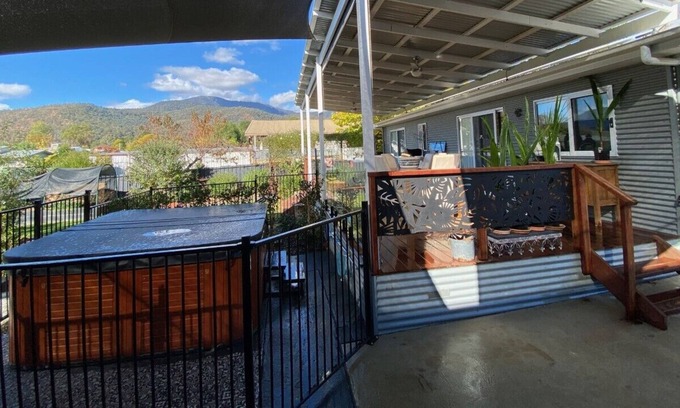 Mount Beauty House | 103 Lakeside - Alpine house with mountain views