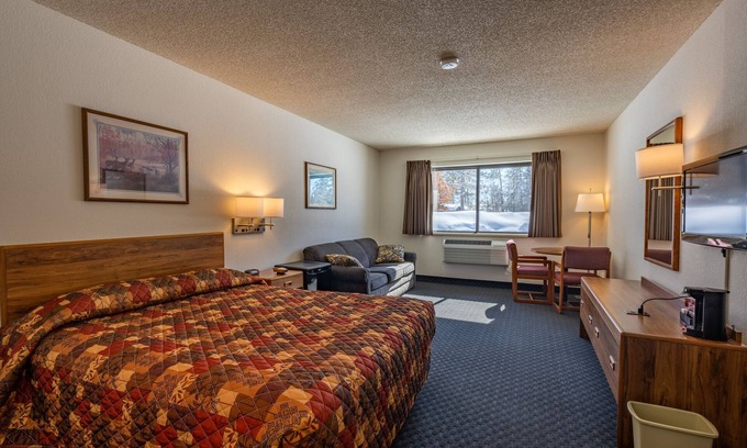 Boulder Junction Apartment | 104 Queen Room with Sleeper Sofa and Jetted Tub