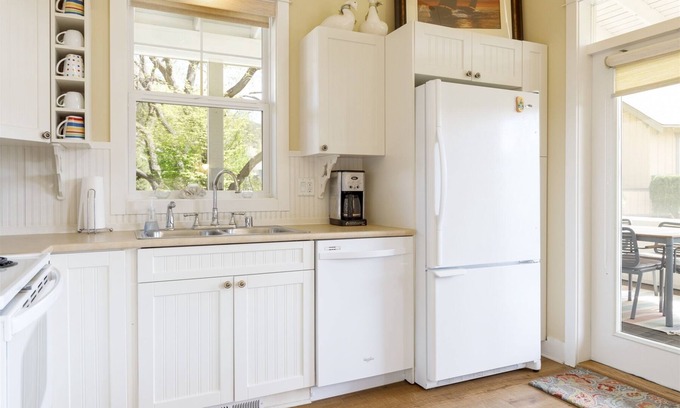 Oroville House | 105 Veranda Drive (Village Green)