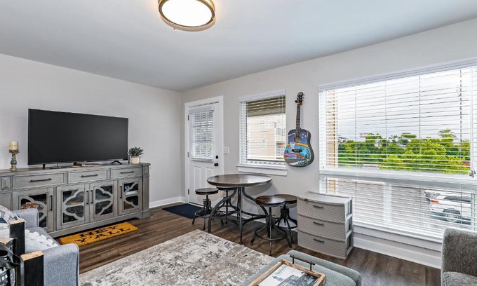 North Capitol Apartment | 1062 Riverfront