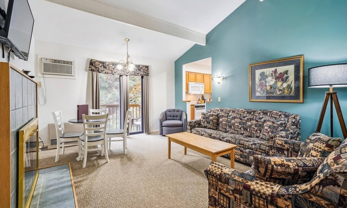West Bridgewater Hotel | 109 Deluxe One bedroom Queen Suite on the 1st floor w/outdoor heated pool