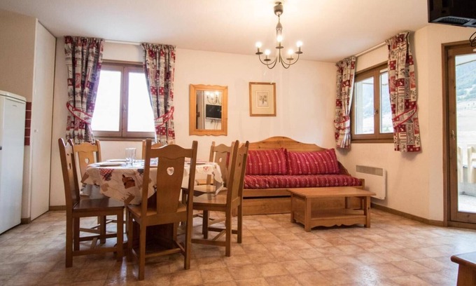 Val Cenis Apartment | 10m from ski slopes, terrace, parking, tv, ski locker, 42m², Val Cenis
