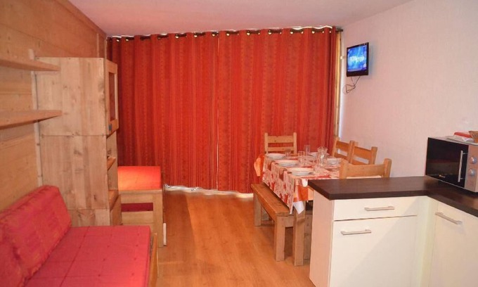 Les Menuires Apartment | 10m from ski slopes, 6th floor, balcony, tv, ski locker, 36m², Les Menuires