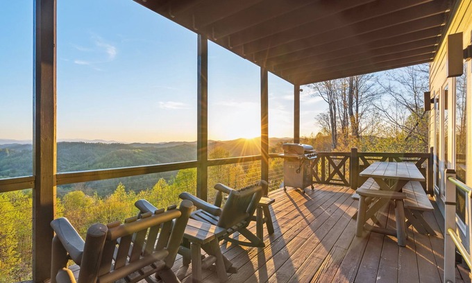 Wolf Laurel House | 10min to Hatley Pointe~Views~ HotTub~ FirePit