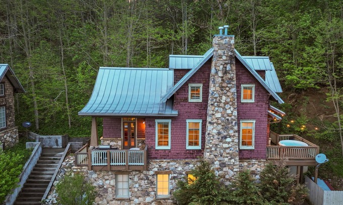 Wolf Laurel Cabin | 10Min to Hatley Pointe~Hot Tub~Amazing Views