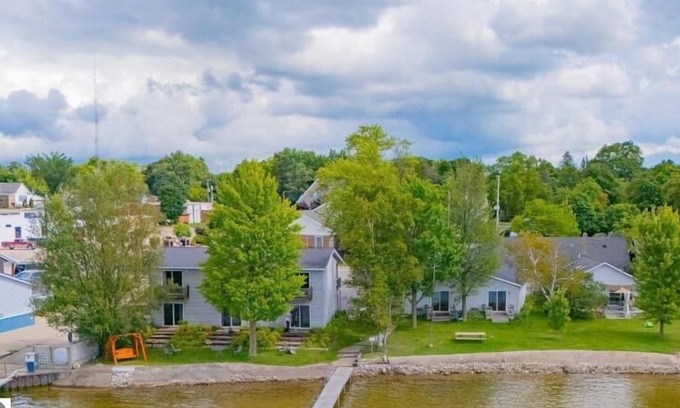 Lake City Apartment | 11 Family Lakefront Studios on Lake Missaukee - Sleeps 40