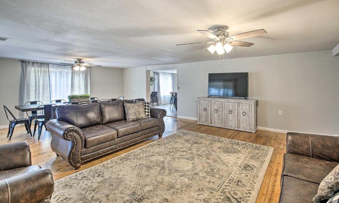 Royal House | 11 Mi to Lake Ouachita Family Cabin with Yard