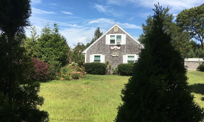 Falmouth House | 11 Quiet duplex by the beach, short walk to Falmouth Village, high-speed WiFi