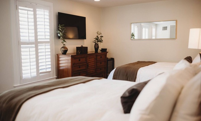 Downtown Hotel | 11-Standard Guest Room - 2 Queens · The Jefferson Inn Rm. 11