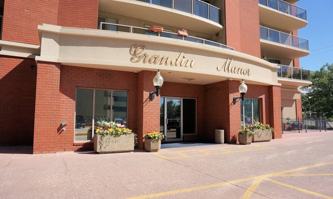 North Central Edmonton Condo | 1100 sq. ft. Downtown Condo, 1 bedroom, 1 office with 2 full bathrooms.