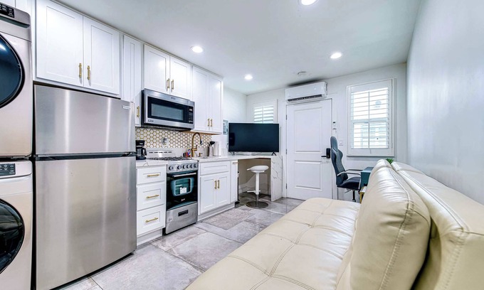 Santa Ana Apartment | 114C - Golden Trim - Downtown Digs