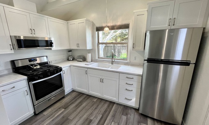 Arcata House | 11th Street Studio~Stylish & 3 blocks Plaza!