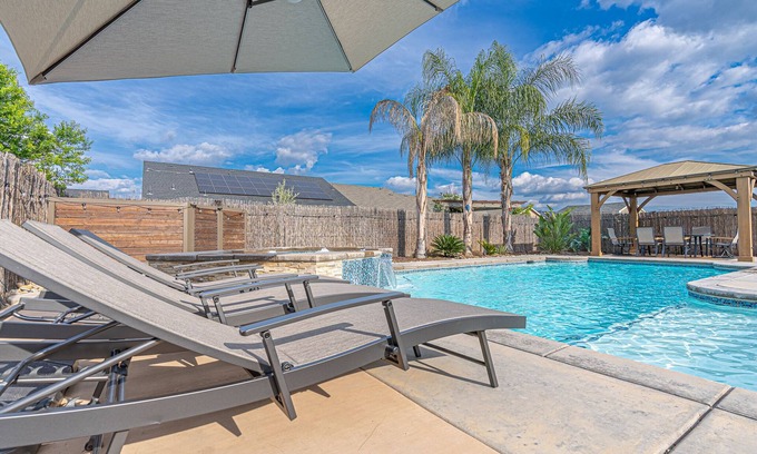 Tulare House | 12-Bed home w/Pool&Hot tub near Sequoia National Park