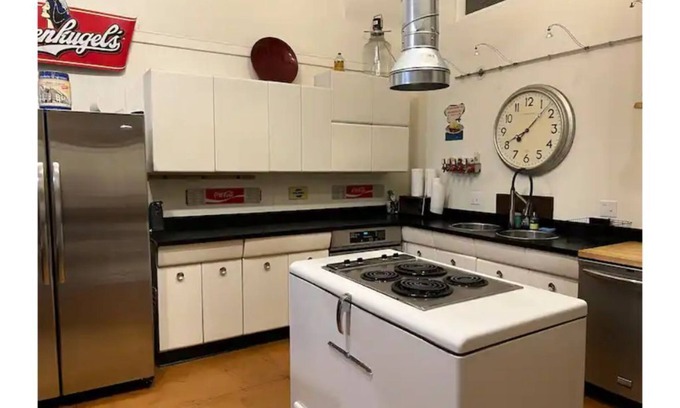 Albany House | 12 Ft Ceiling - Large Great Room - Downtown Albany