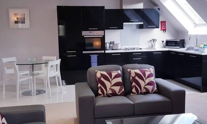 Esher Apartment | 12 Kinnaird Court - 1 bedroom apartment