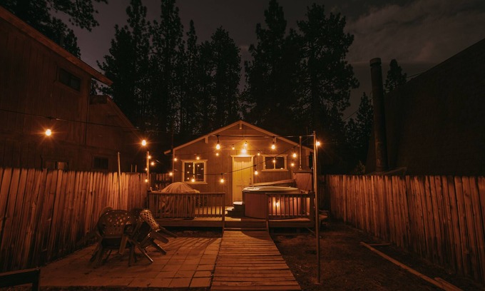 Big Bear Cabin | 12 min to the slopes! Sugar Bear cabin- private with hot tub & fireplace 🐶