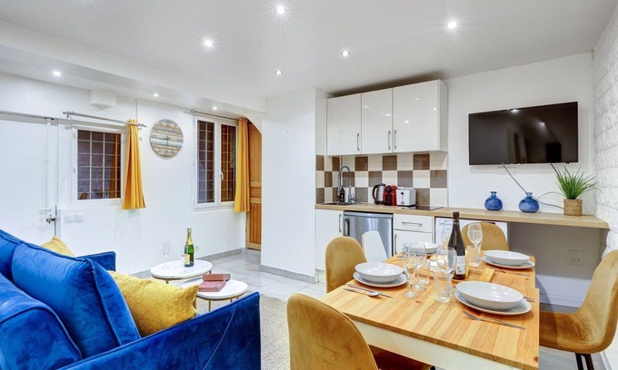 Porte-Saint-Martin Apartment | 129 Dilana - Charming Apartment Near République