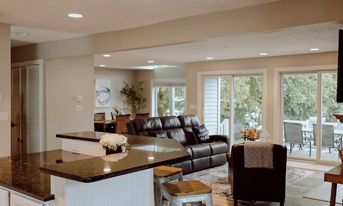 Paw Paw Lake House | 12ppl -4 bed/1 bonus room/2 bath/boat slip on the lake! Add boathouse for 16ppl