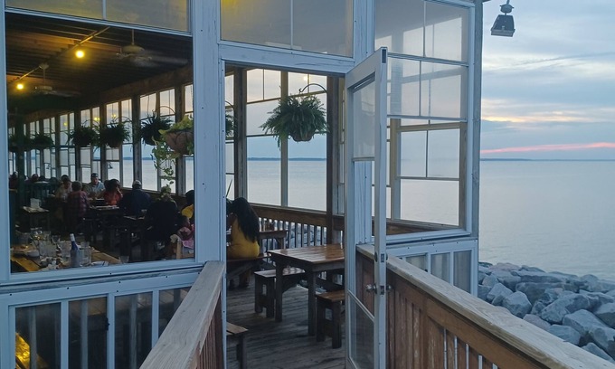 Buckroe Beach House | 1300sqft, 3 blcks frm Buckroe Beach, dog friendly, 6mi coliseum/conventioncenter