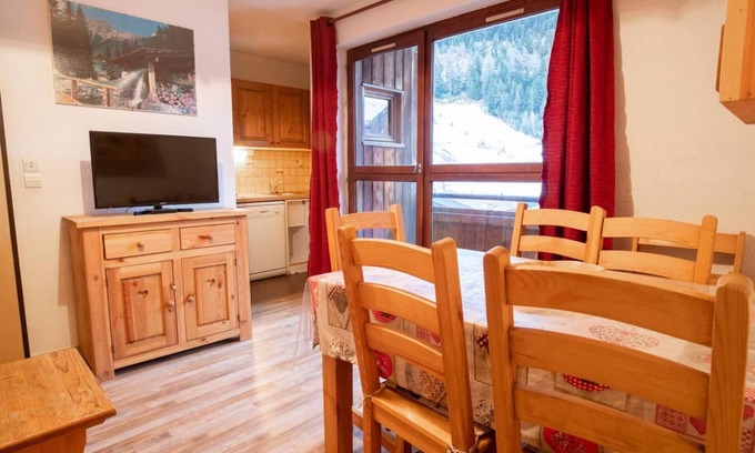 Villarodin-Bourget Apartment | 130m from ski slopes, 3rd floor, balcony, parking, tv, ski locker, 35m², La Norma
