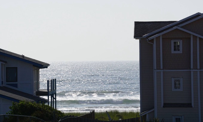 Washington Condo | 1333 A Pleasant Surprise with a peak-a-boo view!
