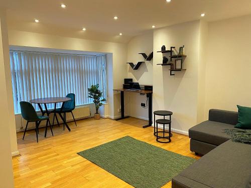 Cowley Apartment | 133C HiBrid Home