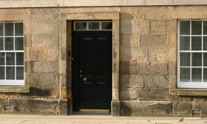 St. Andrews Apartment | 138 North Street - luxury 2 bed 2 bath with secret garden, summerhouse, putting green