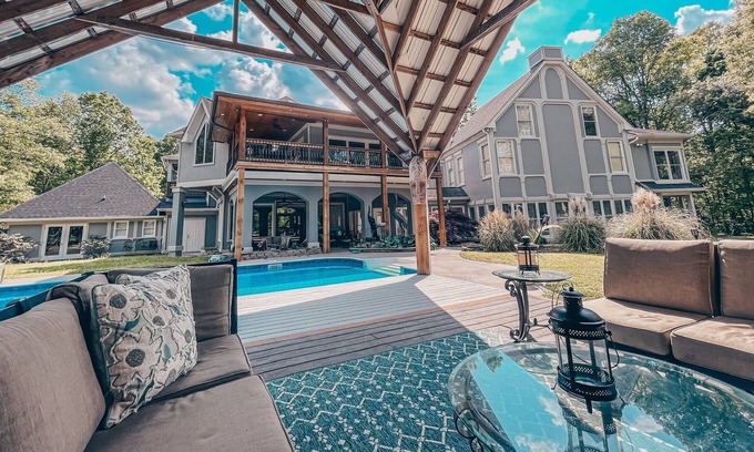 McDonald House | 14,000 sq foot Private Mansion