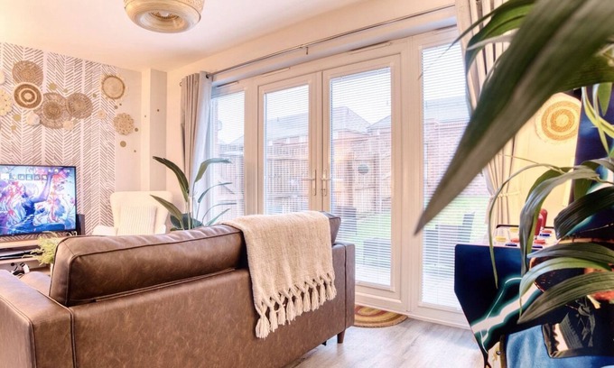 Wakefield House | 14 Bolton Mews, Wakefield, WF1 4GA · Leeds getaway with hot tub & gaming room