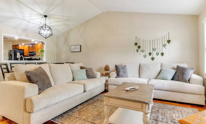 Greenwood House | 14 Mi to Dtwn Indy: Family Gem w/Yard
