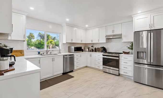 Reseda House | 14 ppl Estate w/Pool. Near Universal Studios!