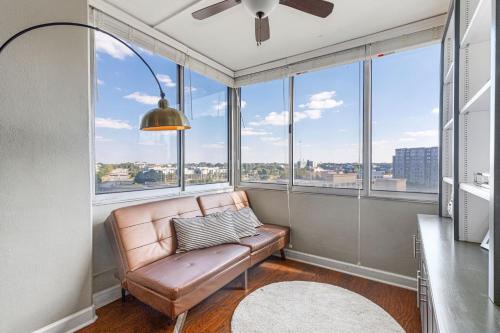 Downtown Atlanta Apartment | 1406 Spacious modern, Fast WiFi, 1 FREE Parking
