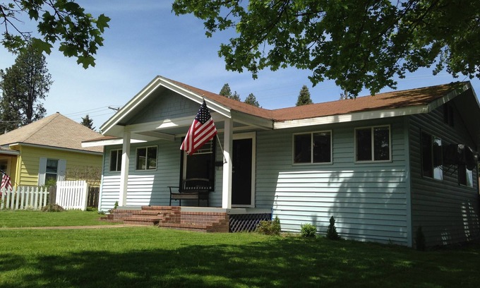 Garden District House | 149 Fall Special ~ Downtown Cd’A Bungalow ~ Comfortable ~ Convenient