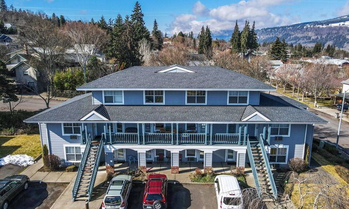 Hood River Condo | 15 Lodge Condo with Hood River Bridge View by RedAwning
