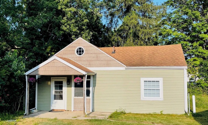 South Bend House | 15 Min Walk to Notre Dame! Charming Cottage