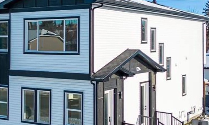 Southeast Calgary Apartment | 15 mins to Downtown Calgary and 2 mins drive to amenities.