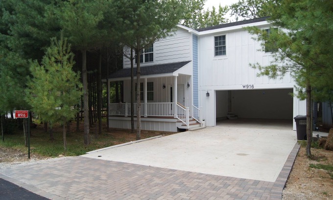 Village of Bloomfield House | 15 Mins to Lake Geneva 3+ Family Capacity