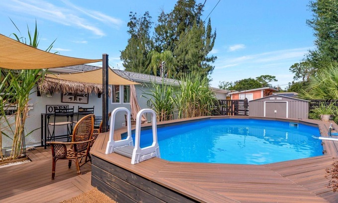 Largo House | 15 Mins to the Beach + Private Pool/Luxe Largo Home – Book Now!
