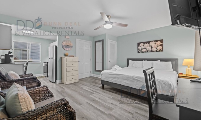 Biloxi Condo | 15 Oak Shores STUDIO Just a short walk to the beach.