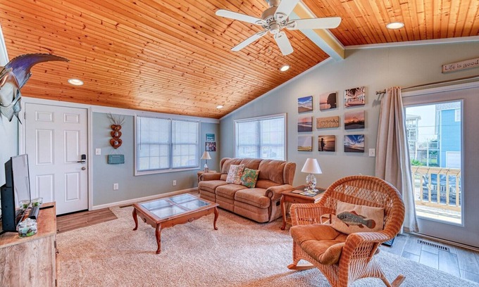 Surf City House | 15% off Summer Reservations Early Bird Special! First Dog stays for free