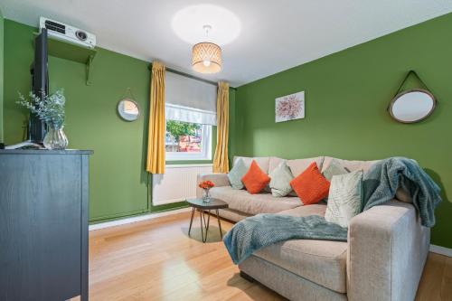 Chaucer Apartment | 15 Percent Off- Stylish London Bridge Home w Netflix & Parking-GeniusDeal-MobileDeals for Contractors-Families-LongStays!