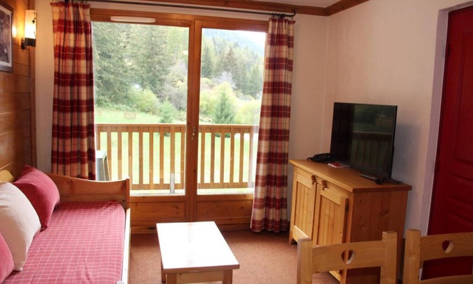 Val Cenis Apartment | 150m from ski slopes, 2nd floor, view swimming pool, fitness, swimming pool, balcony, tv, ski locker