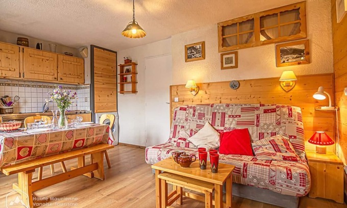 Aussois Apartment | 150m from ski slopes, 1st floor, balcony, tv, ski locker, 27m², Aussois