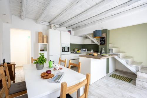 Favaro Veneto Apartment | 153 Tulips Home