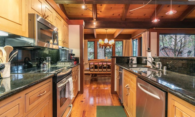 Tahoe Tavern House | #156 Tahoe Tavern - 10 Minutes to Palisades Tahoe & Walk to Town!