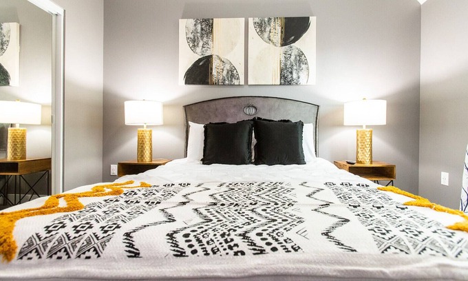 University Heights Apartment | 15min->Beach*Walk to Cafes*Full Kitchen- W/D