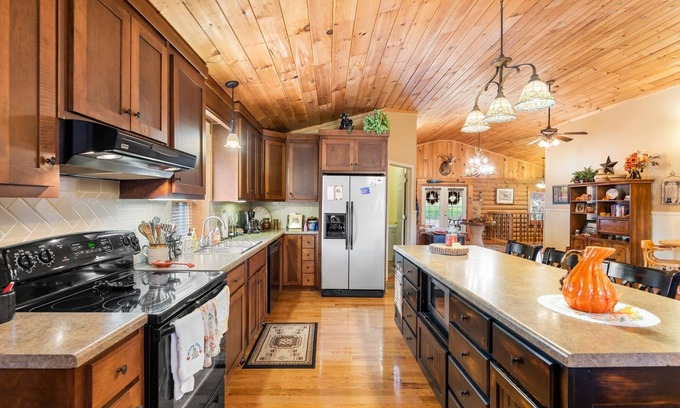 Reliance Cabin | 16 Person sewing/craft retreat near Hiwassee River
