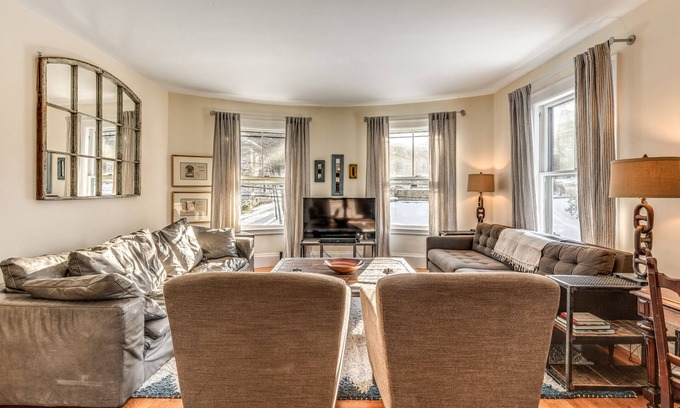 Newton Corner House | 16 Room House on Boston City Line. Sleeps 18. Free parking
