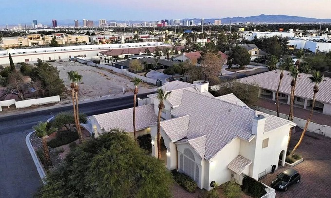 Rainbow Park House | 17 Beds | Mini Scarface Mansion | HeartOfVegas | Pool | Walk to Park Nearby!