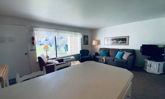 Quincy Condo | #171 Condo near large pool & shuttle to Gorge Amp-book separately